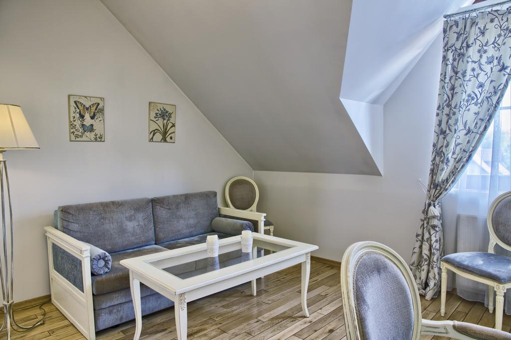 Villa Estera - Hotel & Restauracja Michałowice Kültér fotó