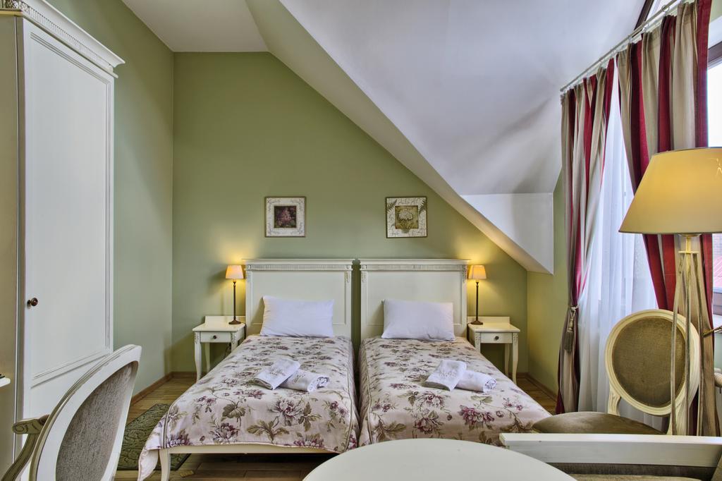 Villa Estera - Hotel & Restauracja Michałowice Kültér fotó