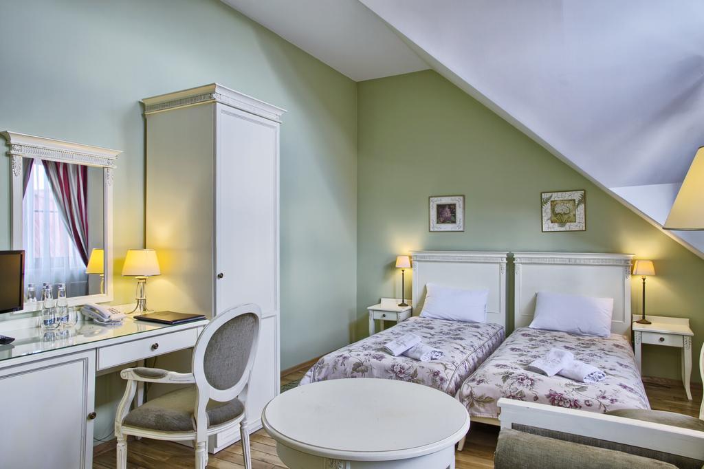 Villa Estera - Hotel & Restauracja Michałowice Kültér fotó