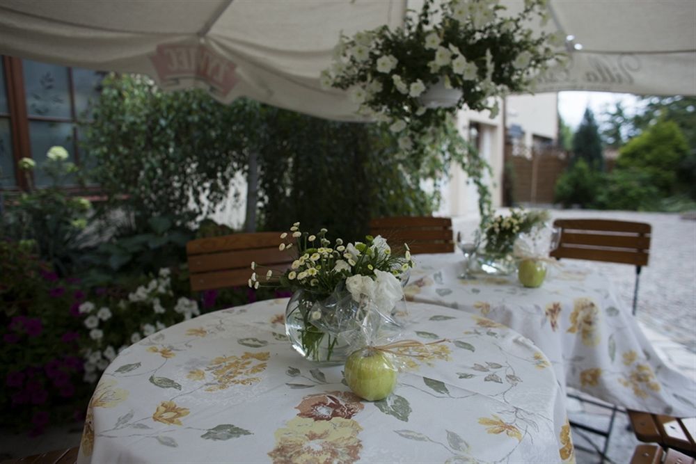 Villa Estera - Hotel & Restauracja Michałowice Kültér fotó
