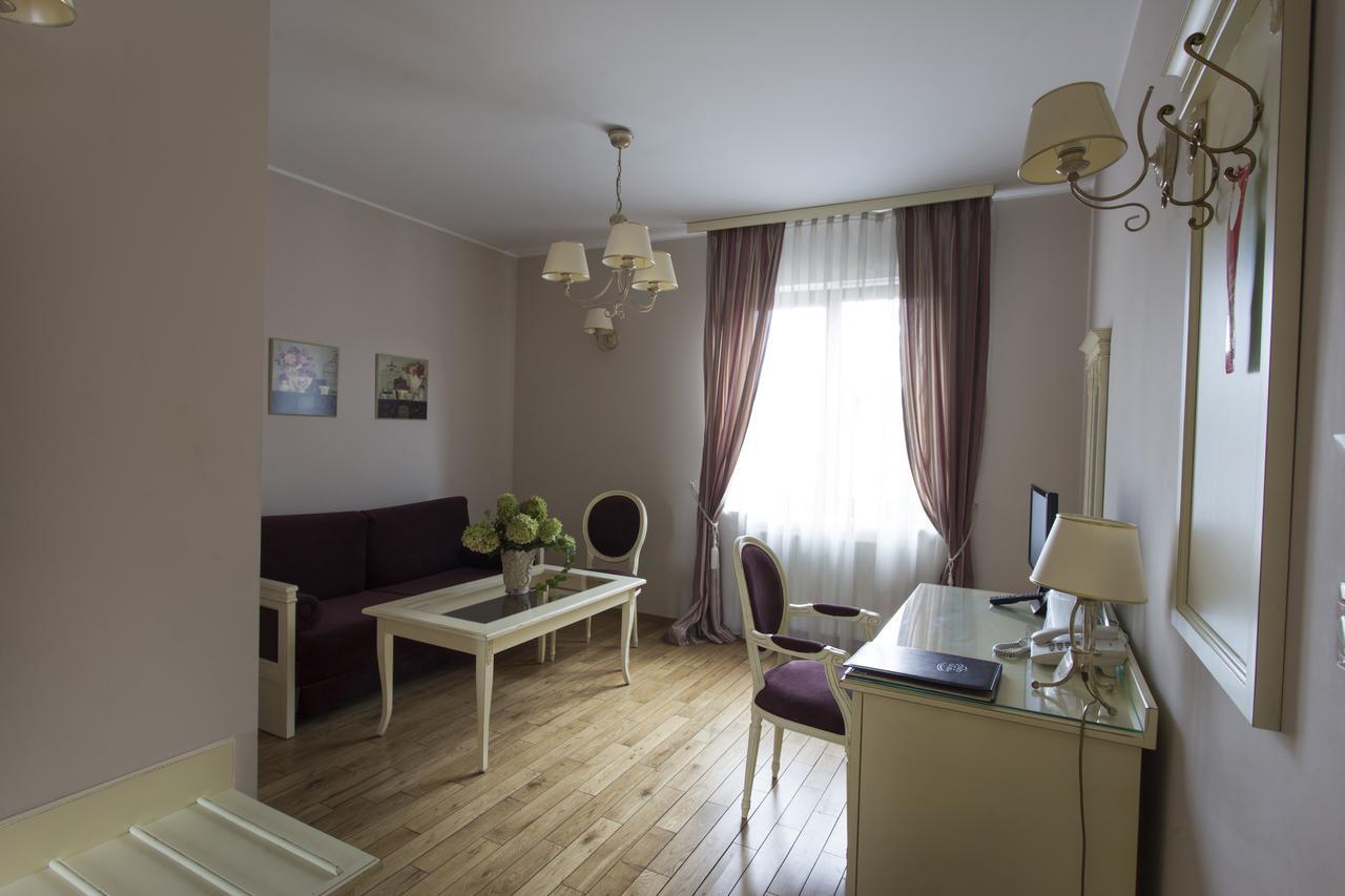Villa Estera - Hotel & Restauracja Michałowice Kültér fotó