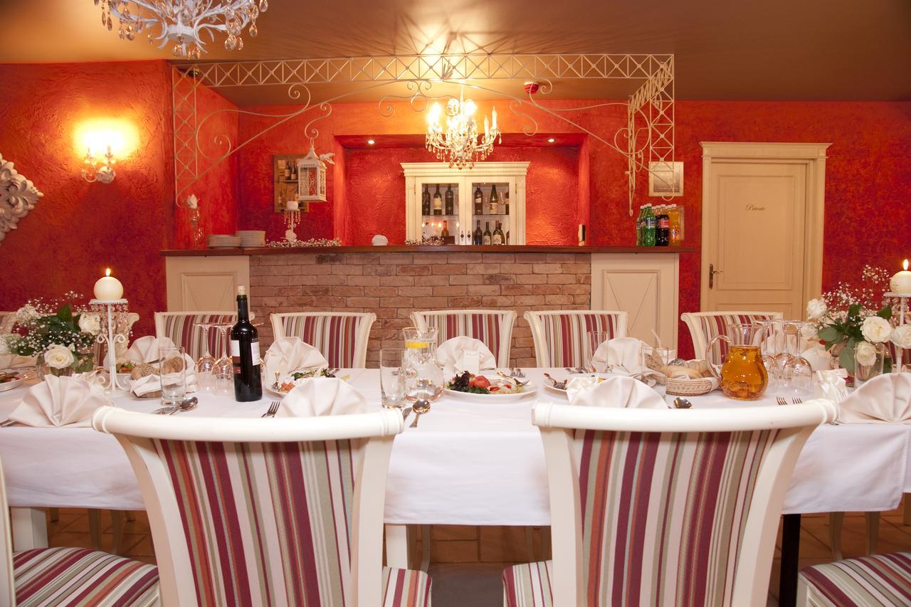 Villa Estera - Hotel & Restauracja Michałowice Kültér fotó