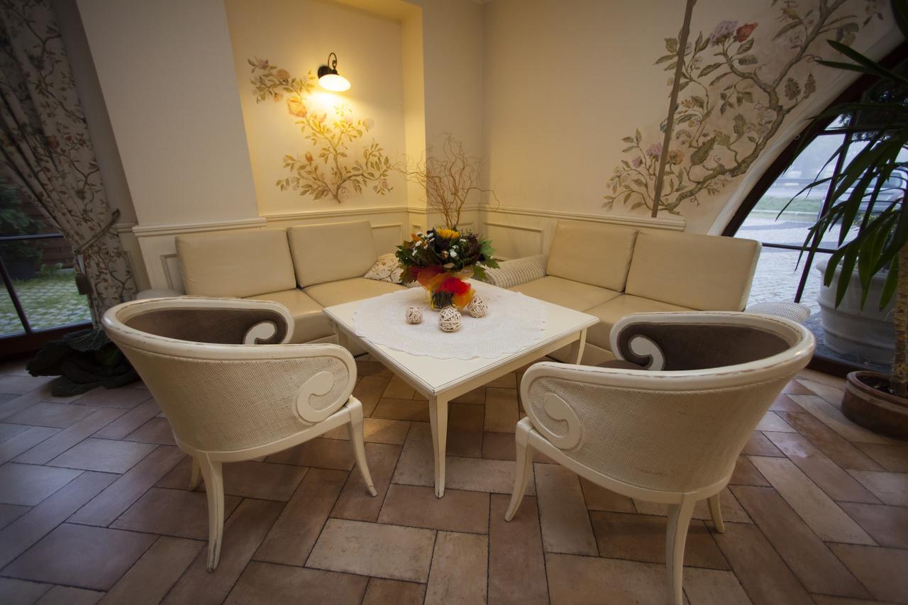 Villa Estera - Hotel & Restauracja Michałowice Kültér fotó